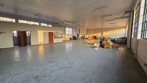 5A Fountain Rd, Eastleigh has a 1000m² Warehouse Available To Let (1)